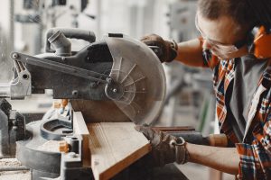 herramientas de corte industriales online - profesional cortando madera