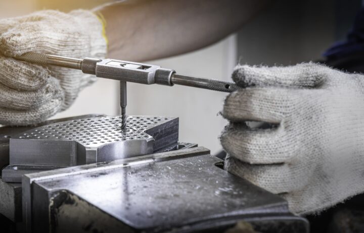 herramientas de roscado Mitsubishi - profesional trabajando